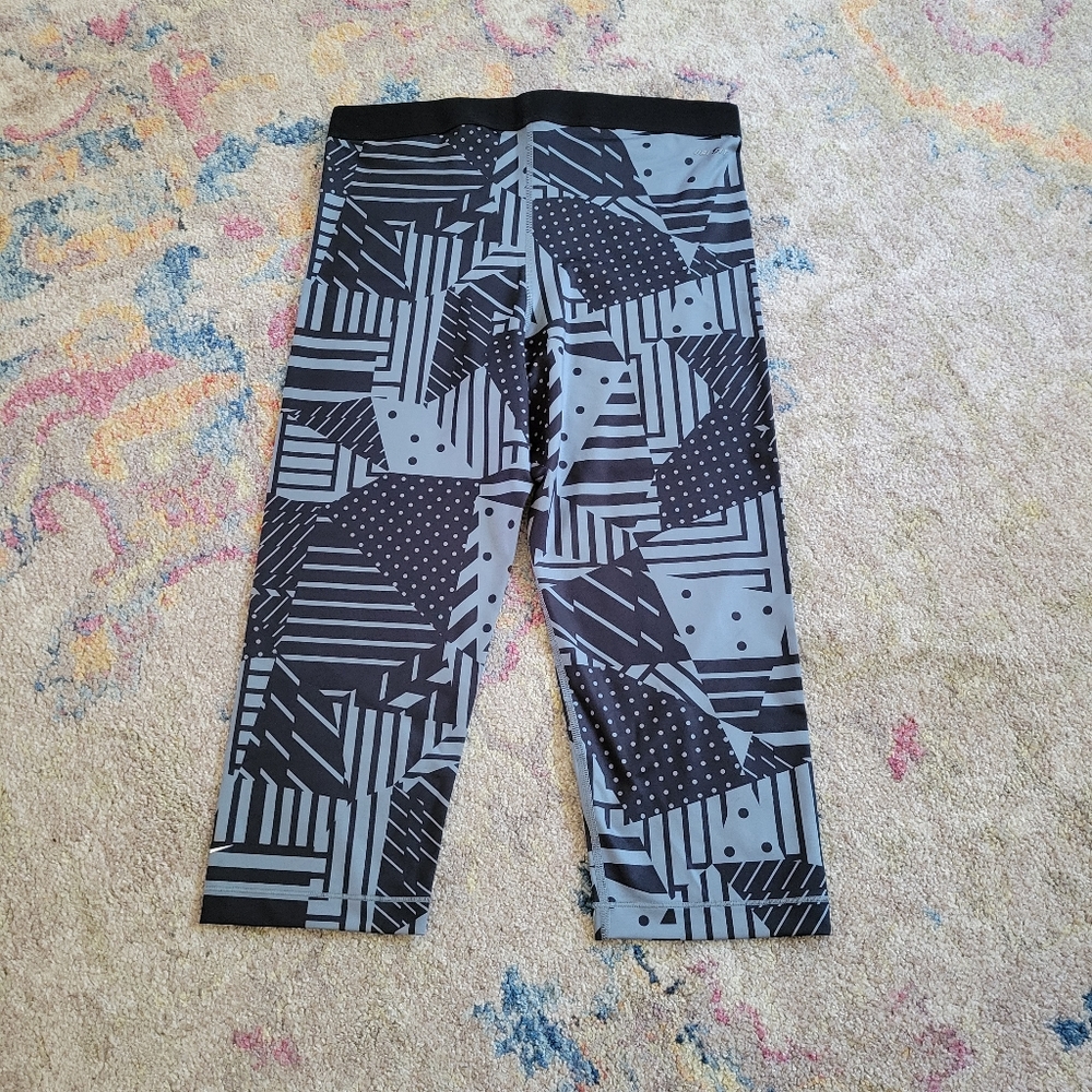Nike Pro Capris - Picture 2 of 4